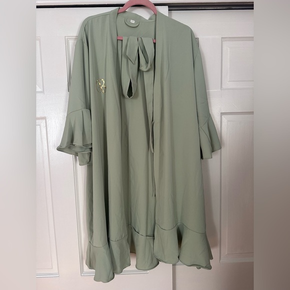 Women’s Ruffle Robe with “B” - Picture 4 of 4